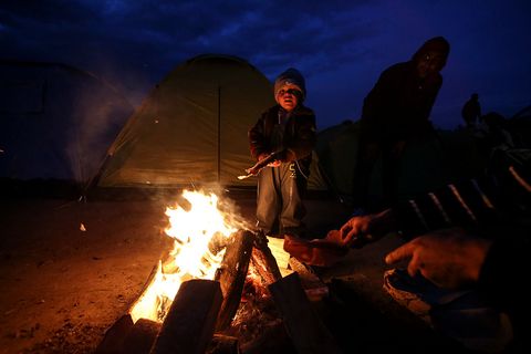 evening and night shots of idomeni camp during the winter 2016