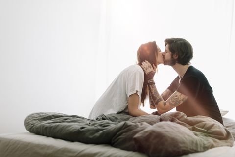 A, jeune couple, baisers, dans lit