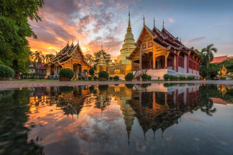 Hermoso edificio Phra Singh Waramahawihan templo y reflexión en Chiang Mai Tailandia