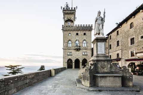 Piazza della Libertà, the Palazzo Pubblico (Public Palace, Town Hall) and the  Statua della Libertà (Statue of Liberty) by Stefano Galletti (1876)