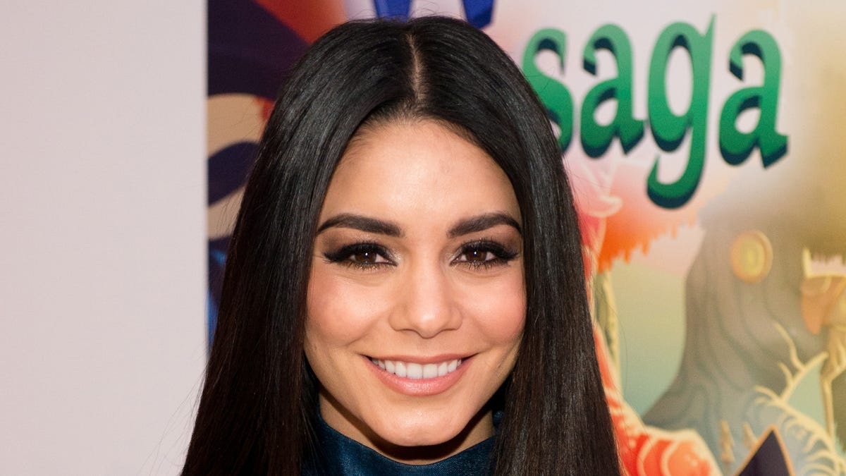 Vanessa Hudgens rocks natural curly hair texture in Italy Vanessa Hudgens rocks natural curly hair texture in Italy