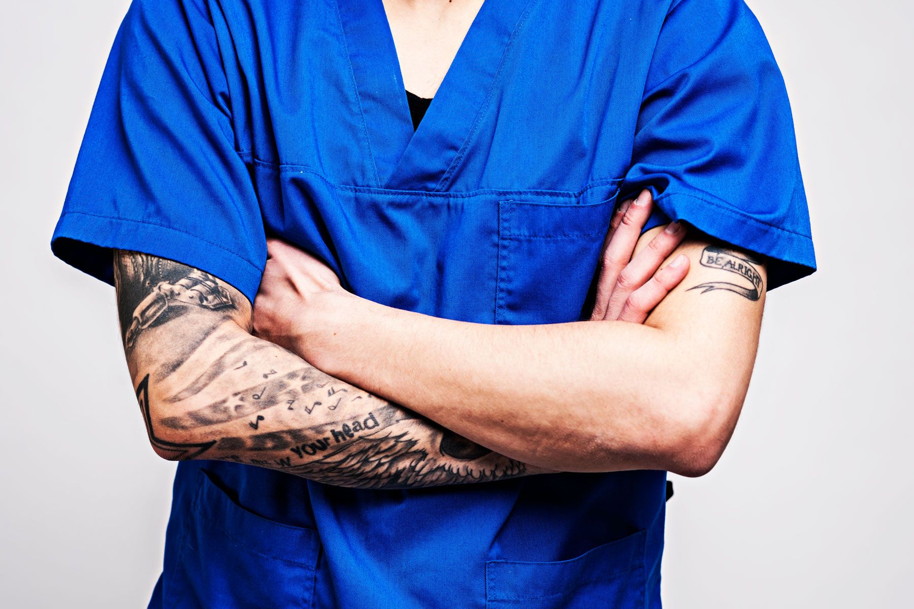 Доктор в татуировках мануальщик