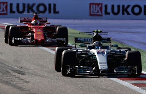 sochi, rusia 30 april valtteri bottas mengendarai 77 mercedes amg petronas tim f1 mercedes f1 wo8 memimpin sebastian vettel dari jerman mengendarai 5 scuderia ferrari sf70h di trek selama grand prix formula satu rusia pada 30 april 2017 di sochi, rusia foto oleh gambar clive masongetty