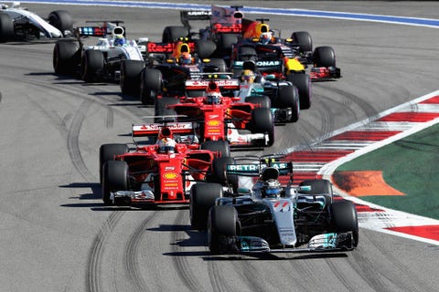 sochi, rusia 30 april valtteri bottas mengendarai 77 mercedes amg petronas tim f1 mercedes f1 wo8 memimpin sebastian vettel dari jerman mengendarai 5 scuderia ferrari sf70h kimi raikkonen dari finlandia mengendarai 7 scuderia ferrari sf70h dan sisa lapangan di start selama formula satu grand prix rusia pada 30 april 2017 di sochi, rusia foto oleh will taylor medhurstgetty images