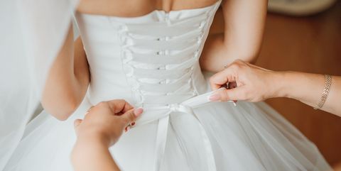 海外セレブが結婚式で披露したウエディングドレス集 ベールの付け方にも注目 Elle Mariage エル マリアージュ