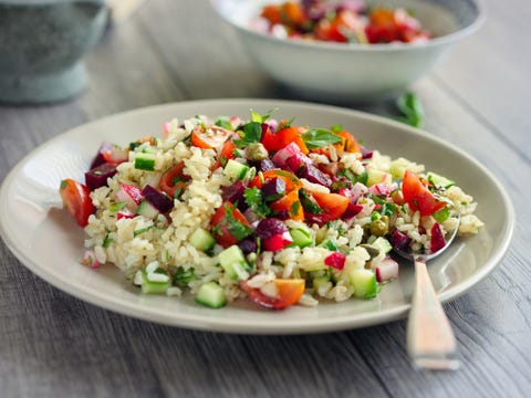 L'insalata di riso con pomodori secchi è la ricetta fresca e saporita perfetta per le cene estive, e si prepara così