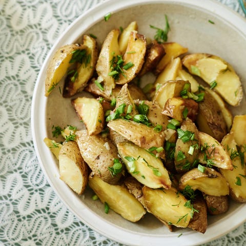 Plateau de pommes de terre d'Europe de l'Est sur table