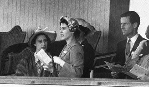 400806 32 foto de arquivo princesa margaret l, princesa elizabeth e capitão do grupo peter townsend se reúnem em 13 de junho de 1951 no camarote real em ascot em 1955 a princesa margaret teve permissão para se casar com townsend, um capitão divorciado da força aérea real do palácio de buckingham anunciou que a princesa margaret morreu pacificamente dormindo às 130am est no hospital king edward vii 9 de fevereiro de 2002 em londres foto por getty images