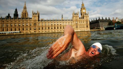 Endurance Swimmer Lewis Gordon Pugh Swims The Thames