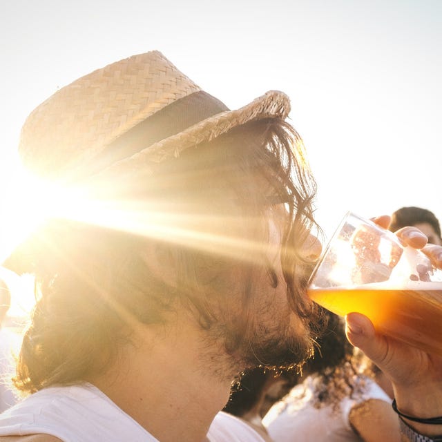 El sol brilla por detrás del hombre hipster