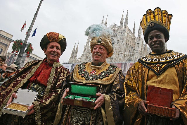 Milano, Italia kolme viisasta miestä Gaspar, melchior ja balthasar poseeraavat milans piazza Duomossa vuotuisen loppiaispäivän paraatin aikana 06. tammikuuta 2007 tämä kristillinen juhlapäivä, joka tunnetaan myös nimellä loppiainen, kunnioittaa Raamatun kertomusta kolmesta kuninkaasta, jotka matkustivat Betlehemin kaupunkiin esittämään lahjansa Jeesus - lapselle afp photo giuseppe Cacace photo credit should lue Giuseppe cacaceafp via Getty Images