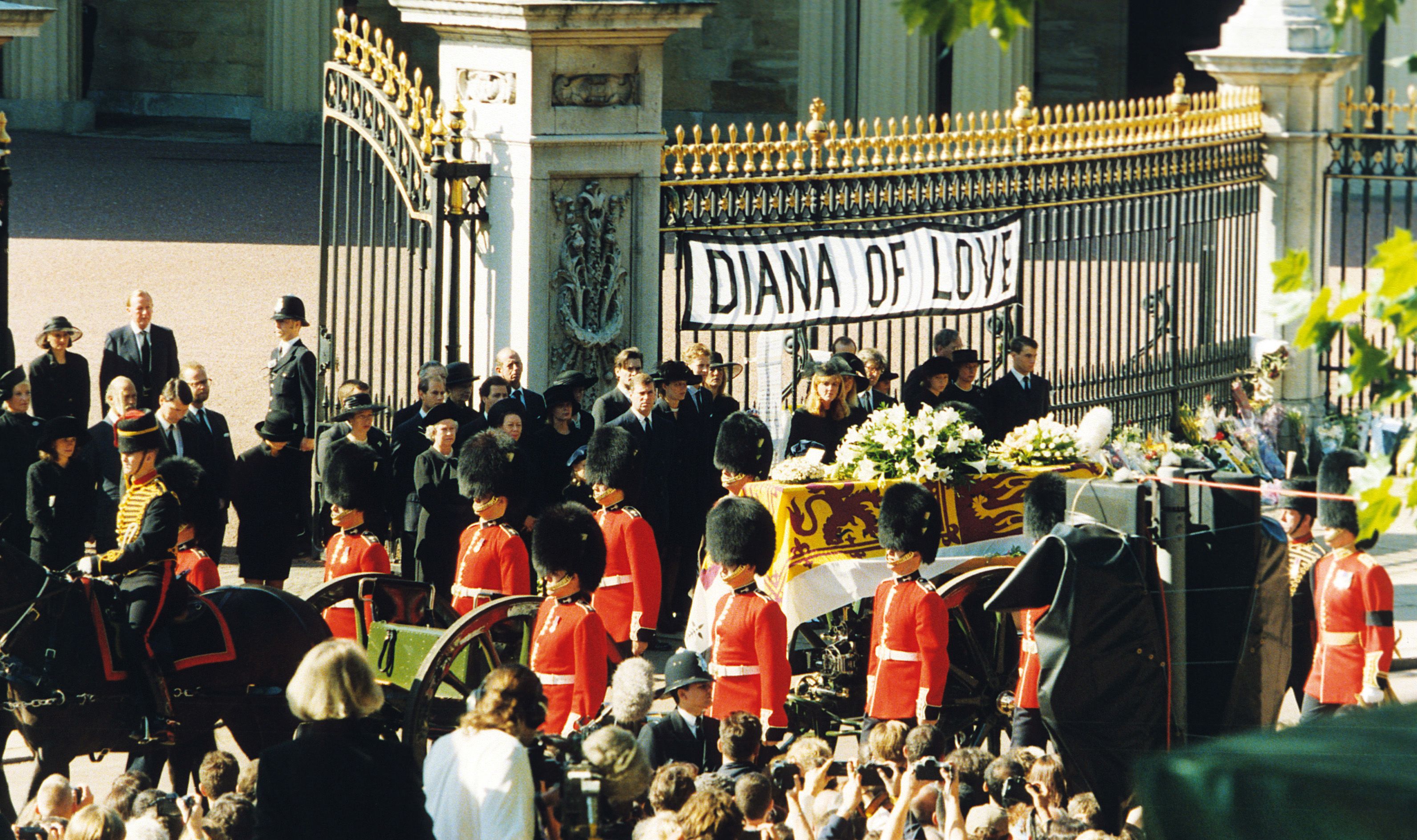 Фото принцессы дианы в гробу. Похороны принцессы Дианы 1997. Похороны принцессы Дианы.
