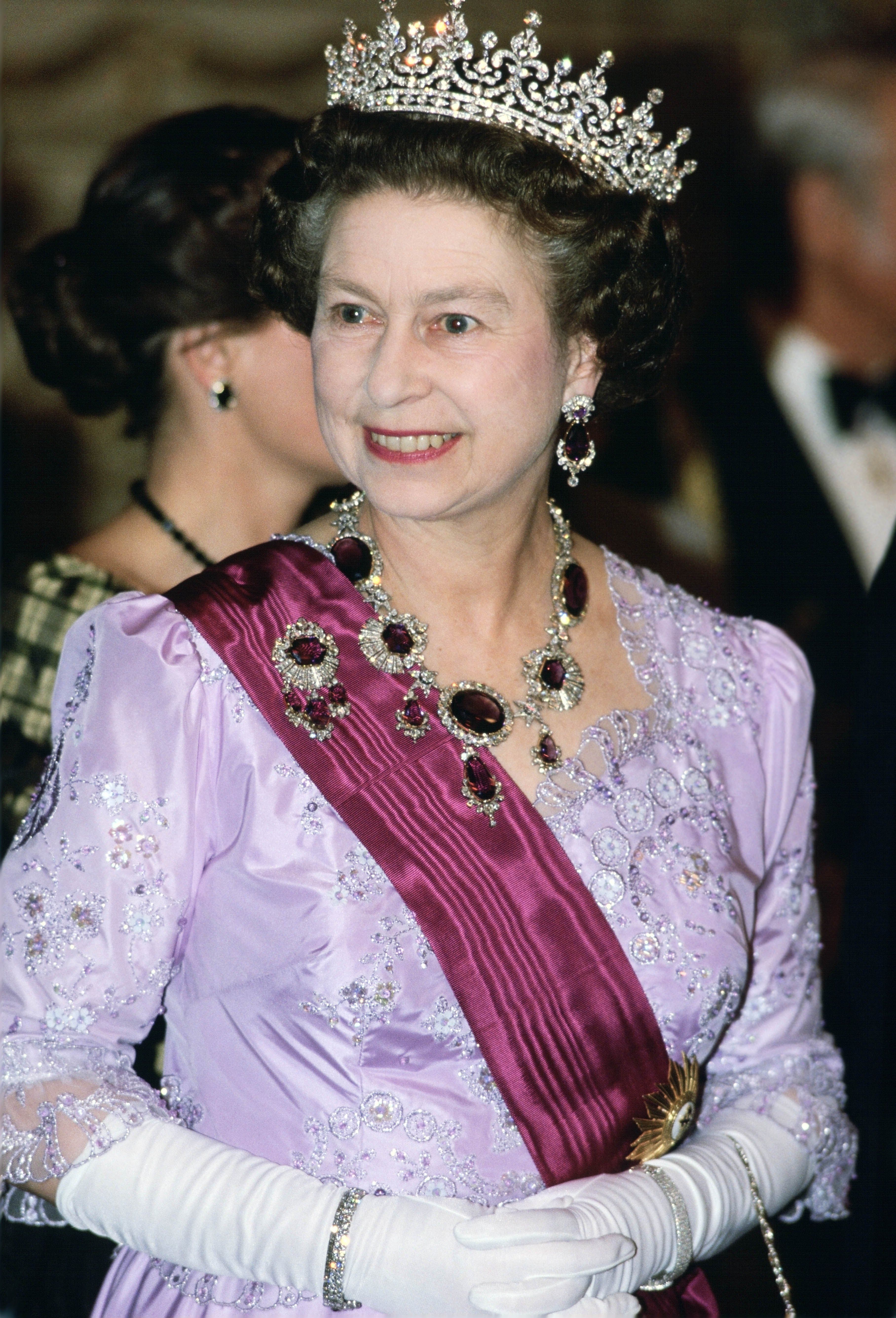 British Royal Queen Victoria CROWN BROOCH Pin Purple with presentation case 