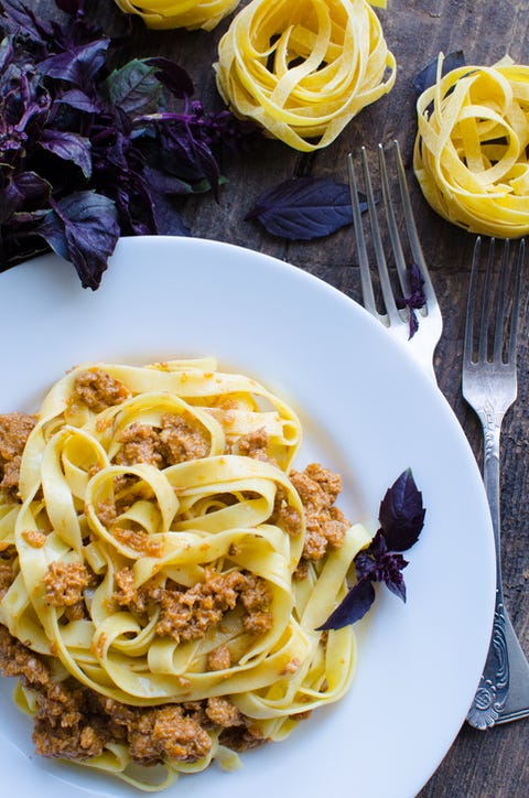 Le tagliatelle al ragù bianco sono la ricetta più golosa del weekend, e si preparano così