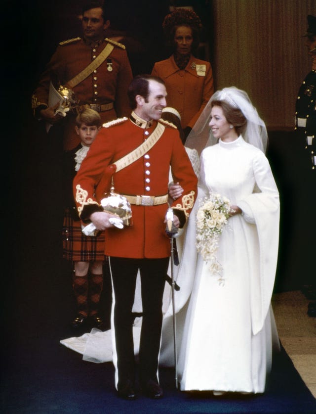 la princesa anne y el capitán mark phillips saliendo por la puerta oeste de la abadía de westminster en londres tras la ceremonia de su boda foto de pa images via getty images