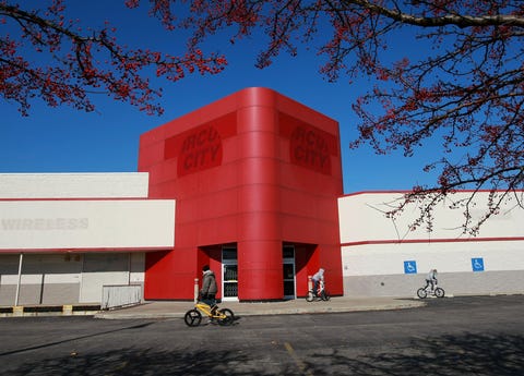 Circuit City Files For Bankruptcy Protection chicago november 10 kids ride their bikes in front of an abandoned circuit city store november 10, 2008 in chicago, illinois as the economy continues to falter, circuit city, the nation's second largest consumer electronics retailer, filed for chapter 11 bankruptcy protection today and plans to close 155 of its stores and cut 17 percent of its workforce photo by justin sullivangetty images