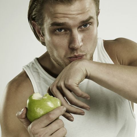 Porträt eines Mannes, der einen Apfel isst