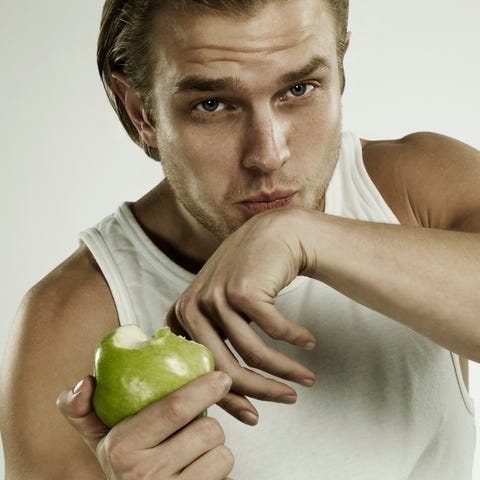 portrait d'un homme mangeant une pomme