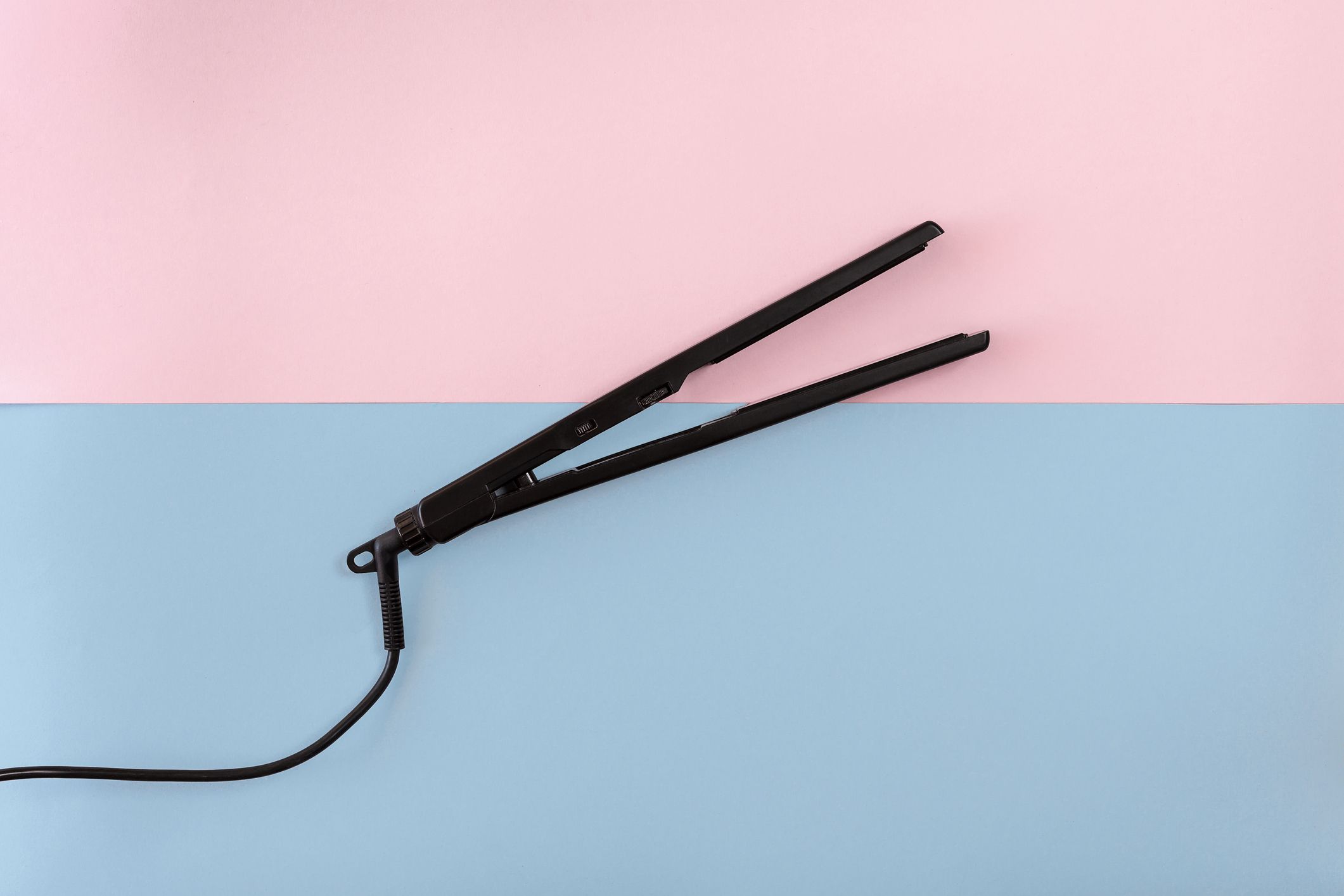 how to use a flat curling iron