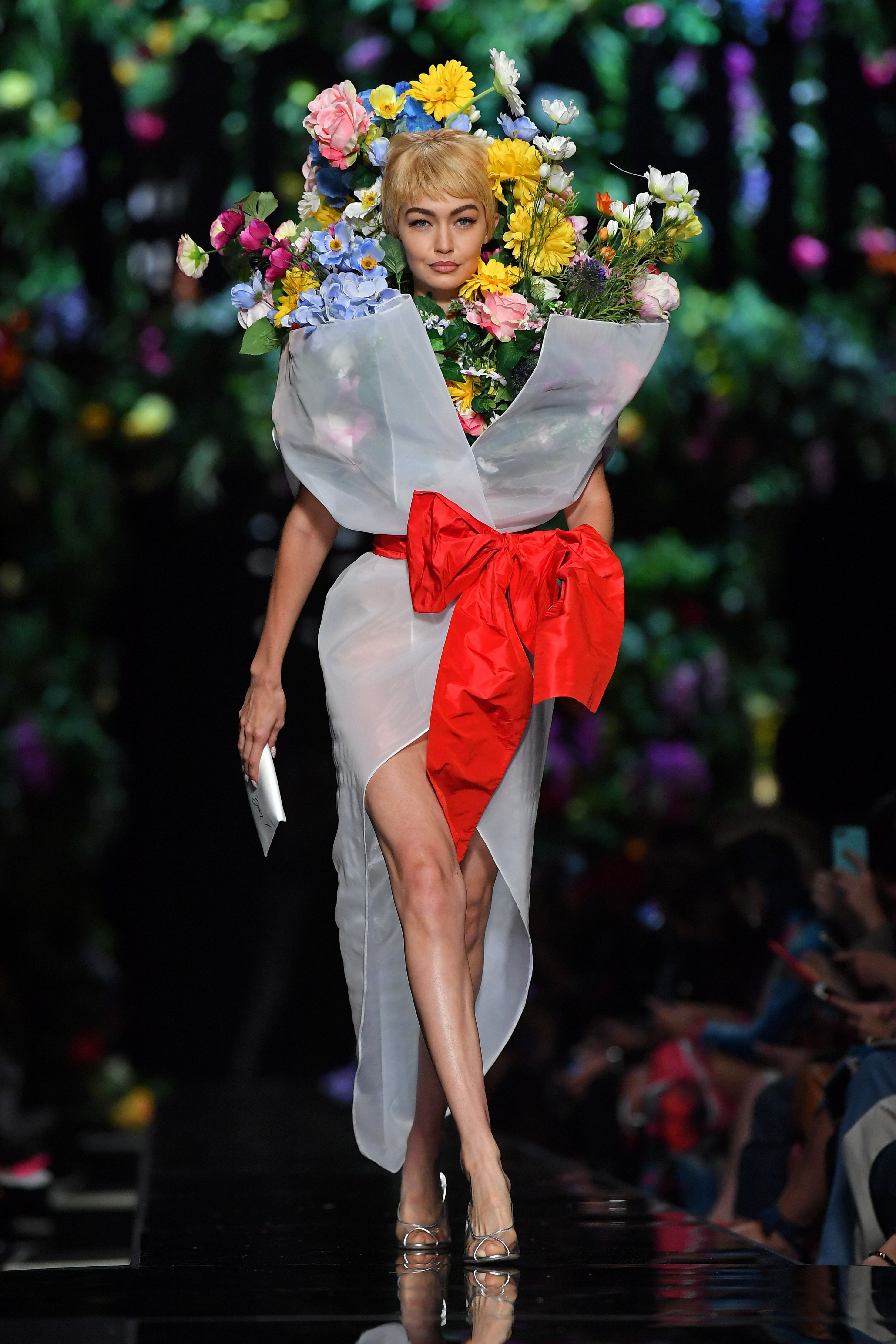 Flower looks. Gigi Hadid Moschino. Джиджи подиум Moschino. Moschino Flower. Странный показ моды 2018.