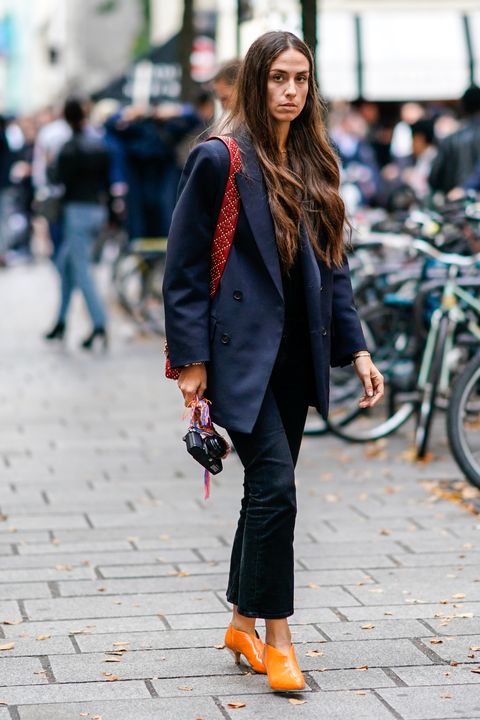 巴黎，法国9月26日，一位客人在巴黎时装周女装春夏2018年，在2017年9月26日在巴黎，法国照片由爱德华berthelotgetty穿着外套，黑色的裤子，橙色的鞋子，外面的科奇