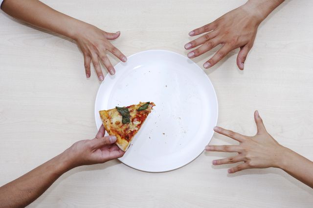 quante calorie ci sono in una fetta di pizza