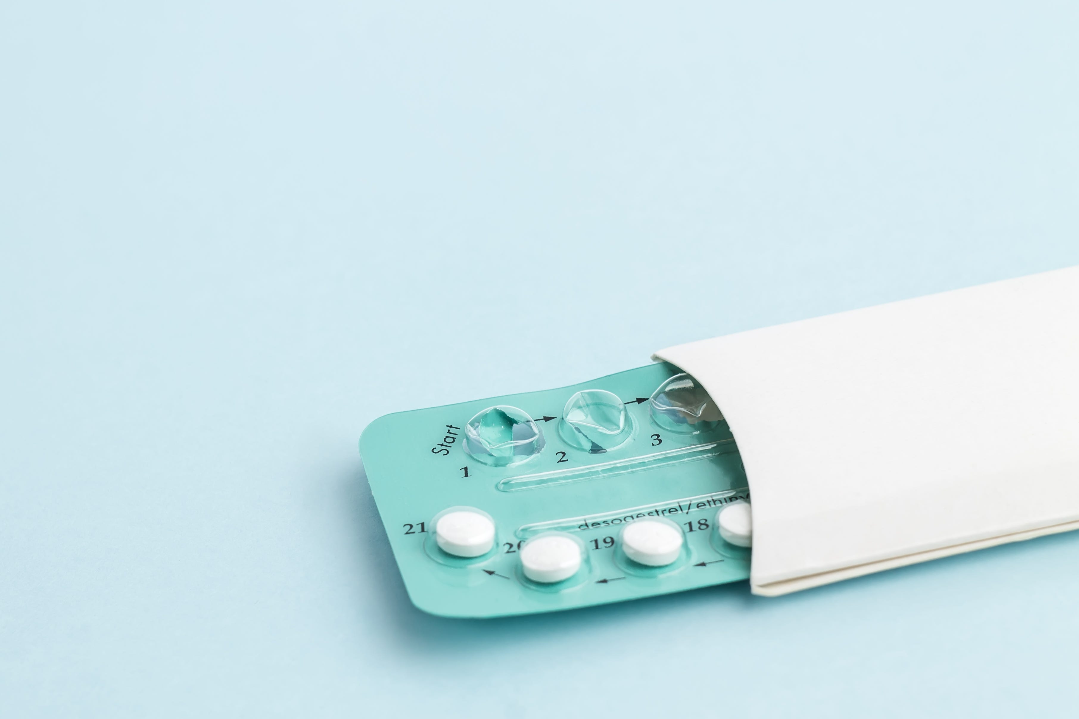 Nieuwe richtlijnen bevestigen dat het volkomen veilig is om je menstruatie over te slaan terwijl je de pil slikt