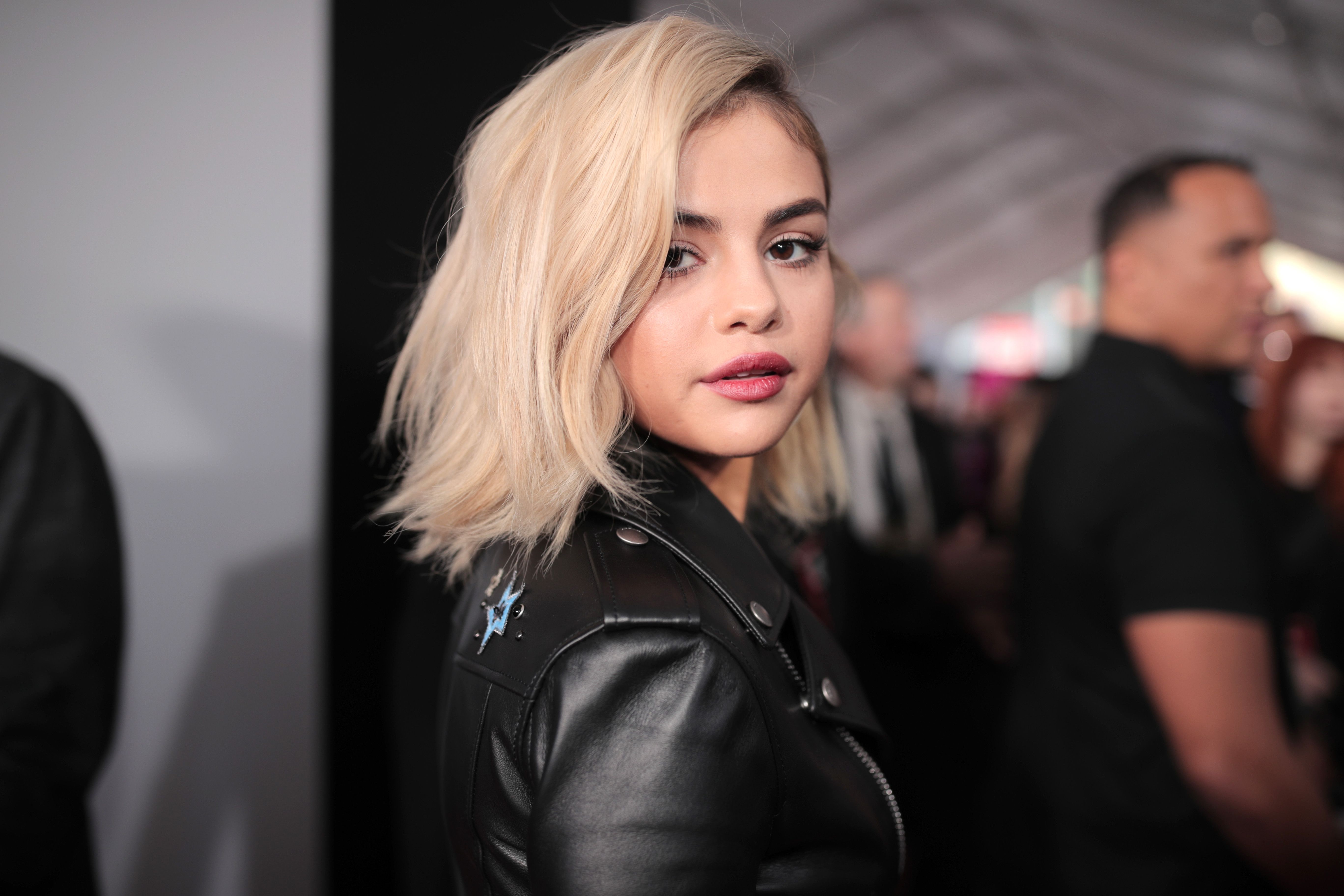 Selena Gomez Wore A Wig Before The Amas Red Carpet