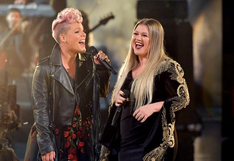 Pink and Kelly Clarkson Perform Everybody Hurts at the 2017 AMAs