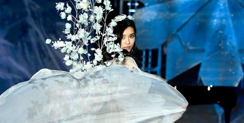 Ming Xi Falls On Victoria Runway Vs Model During 2017 Ming Xi