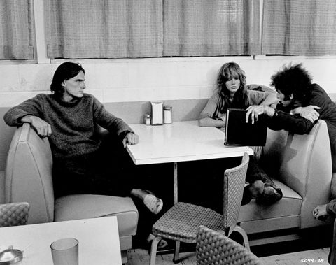 1971 James Taylor et Laurie Bird répètent une scène avec le réalisateur Monte Hellman pour le film Two Lane Blacktop sorti en 1971 Photo par Michael Ochs ArchivesGetty Images