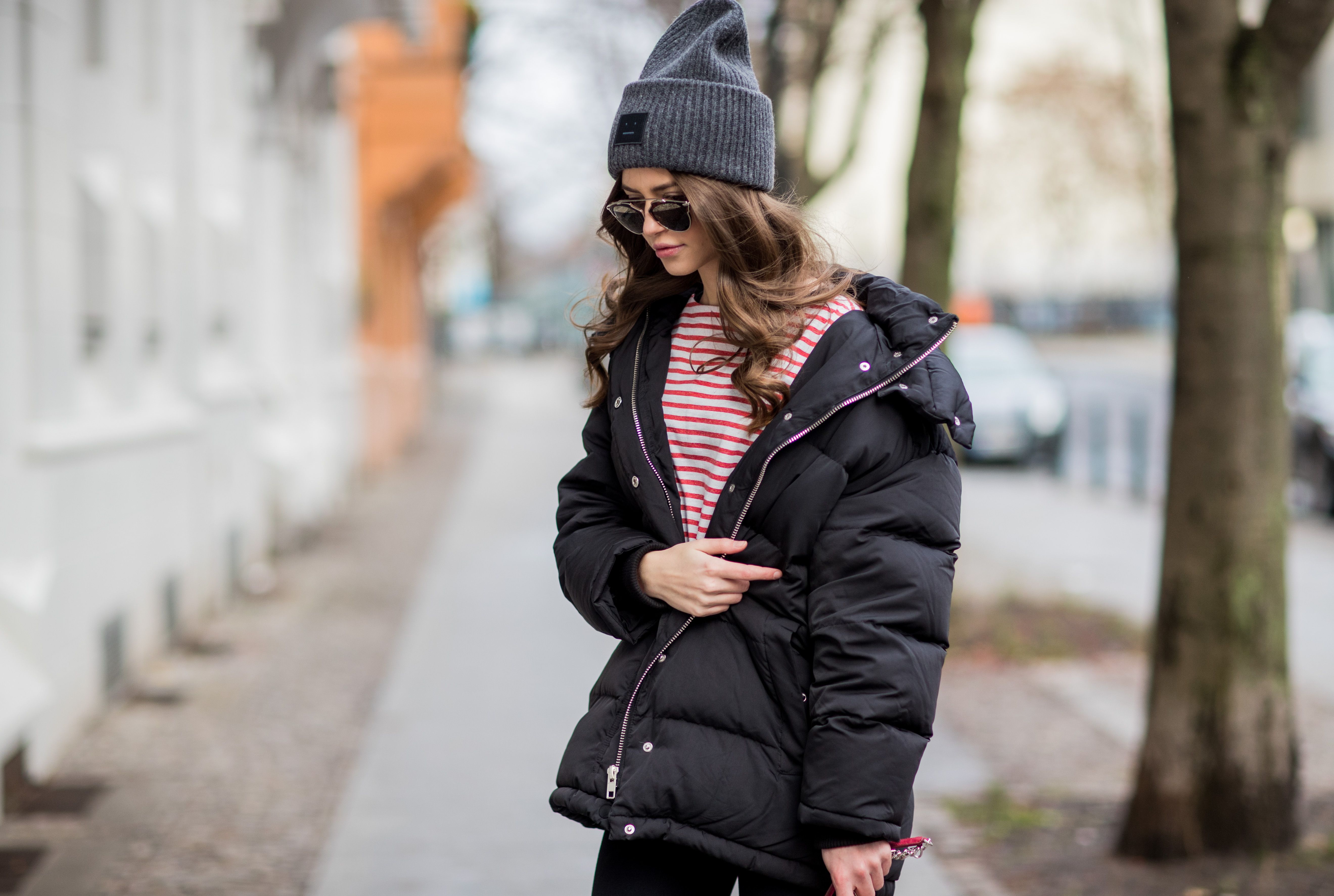 В какую погоду носить куртку. Шапка бини стрит стайл 2021. Весенний образ девочки с шапкой бини. Шапка бини зима. Красивая леди и зимняя мода.