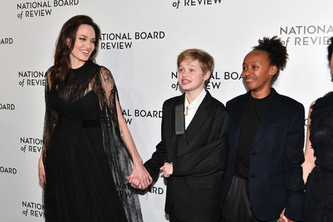 Angelina Jolie and Daughters Shiloh and Zahara On Red Carpet - Angelina ...