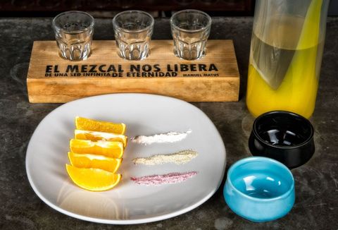 Cómo tomar mezcal Foto de mezcal de agave mexicano con sal y limón