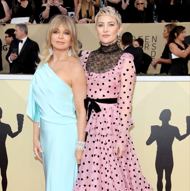los angeles, ca   january 21 l r goldie hawn and kate hudson arrive at the 24th annual screen actors guild awards at the shrine auditorium on january 21, 2018 in los angeles, california photo by dan macmedangetty images