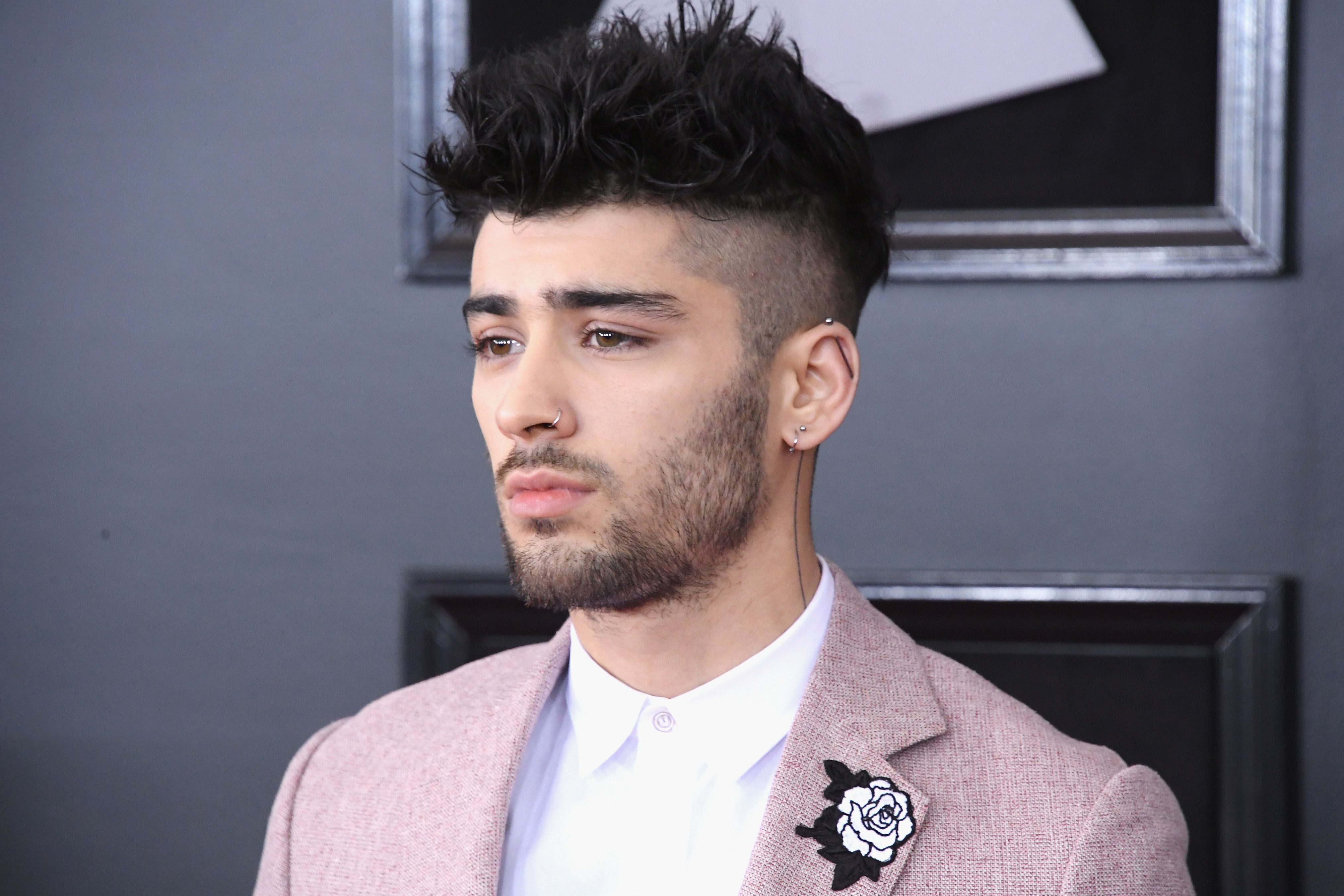 Zayn Malik Wore A Pink Suit On The 2018 Grammys Red Carpet