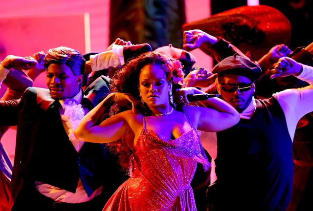 Rihanna Performs Wild Thoughts At 2018 Grammys Watch Rihanna S Grammy Ceremony Performance