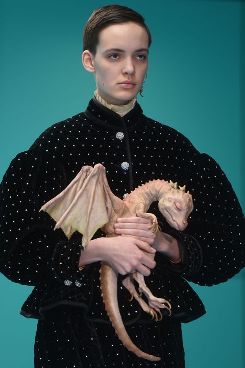faktum farligt stærk Gucci Fall 2018 Show Human Heads and Dragons - Gucci Models Carried Human  Heads On Runway