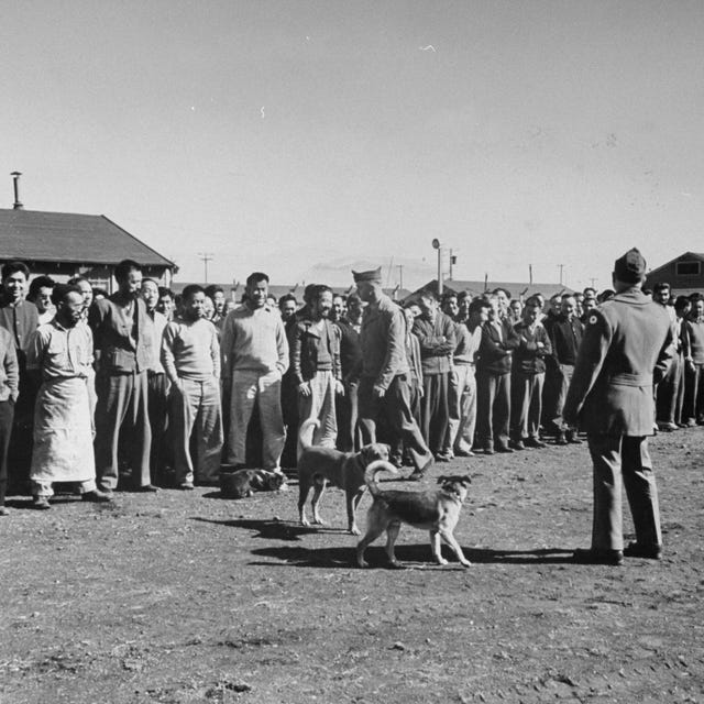 El ejército toma la palabra en el campo de internamiento japonés, Tule Lake, CA.