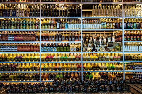 Botellas de mezcal, destilado de agave tradicional de México, en una tienda mexicana