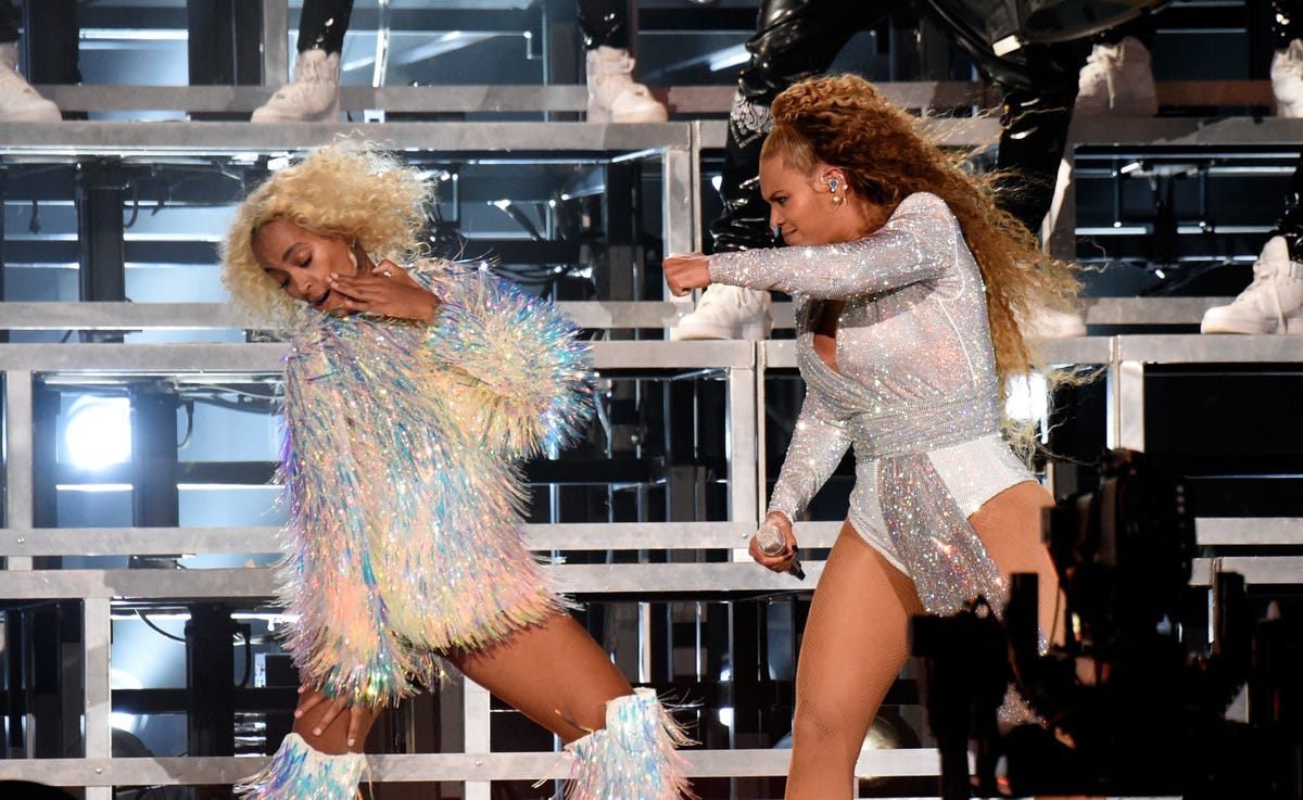 Beyonce and Solange Fall Onstage at Coachella - Beyonce Coachella ...