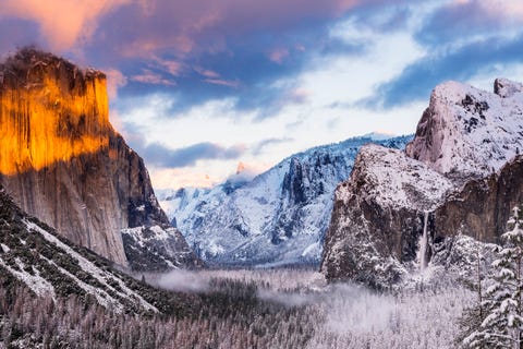 el capitán es una formación rocosa vertical en el parque nacional de yosemite, ubicada en el lado norte del valle de yosemite, cerca de su extremo occidental, el monolito de granito se extiende unos 3,000 pies y 900 m desde la base hasta la cima a lo largo de su cara más alta y es uno de los desafíos favoritos del mundo para escaladores y saltadores de base