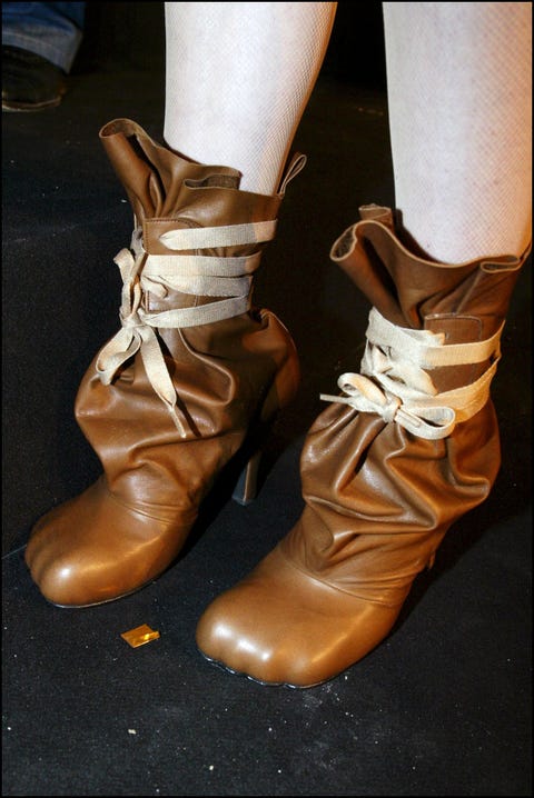 10072002 Behind the scenes of the 2003 spring summer vivienne westwood fashion show ready-to-wear collections photography sebastien dufourgamma rapho via getty images