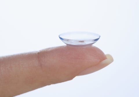 This woman was blinded because of the way she put her contact lens in