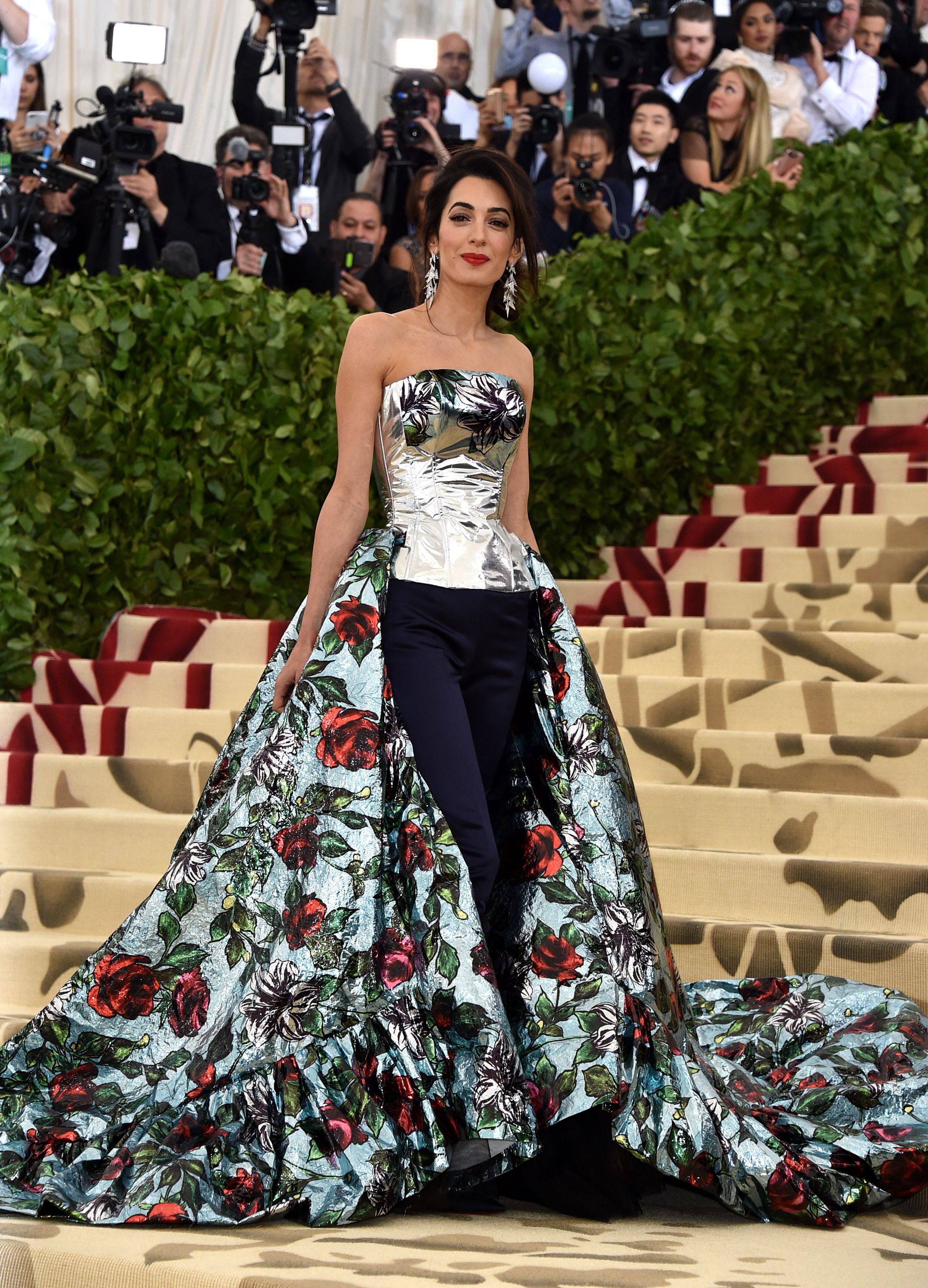 Met gala. Амаль Клуни платья. Амаль Клуни на мет Гала. Амаль Клуни 2018. Амаль Клуни красная дорожка.