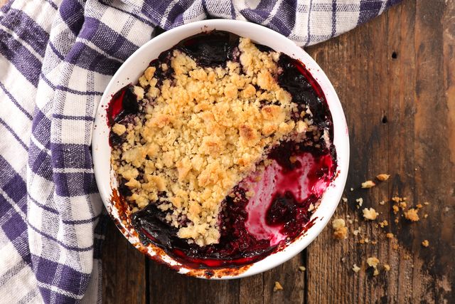 delicious berry crumble
