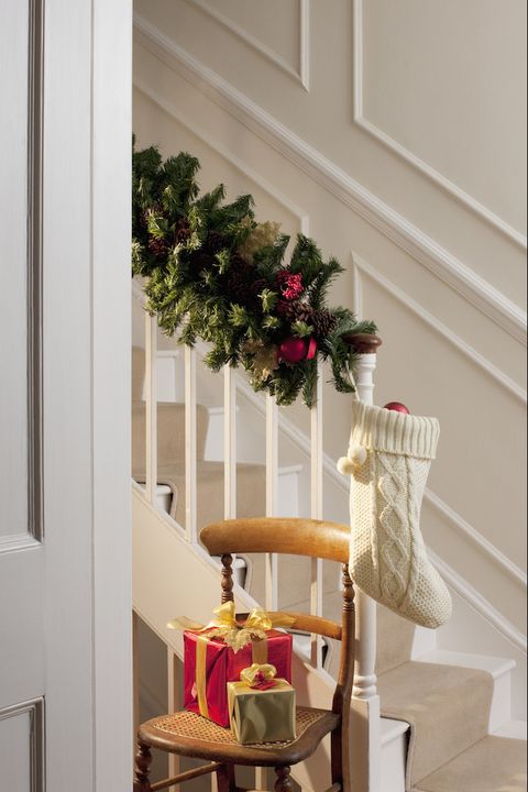 21 Best Staircase Christmas Decorations Holiday Staircase Ideas