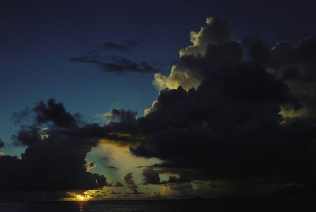levercoucher de soleil le 13 avril 1981 aux seychelles photo by chip hiresgamma rapho via getty images
