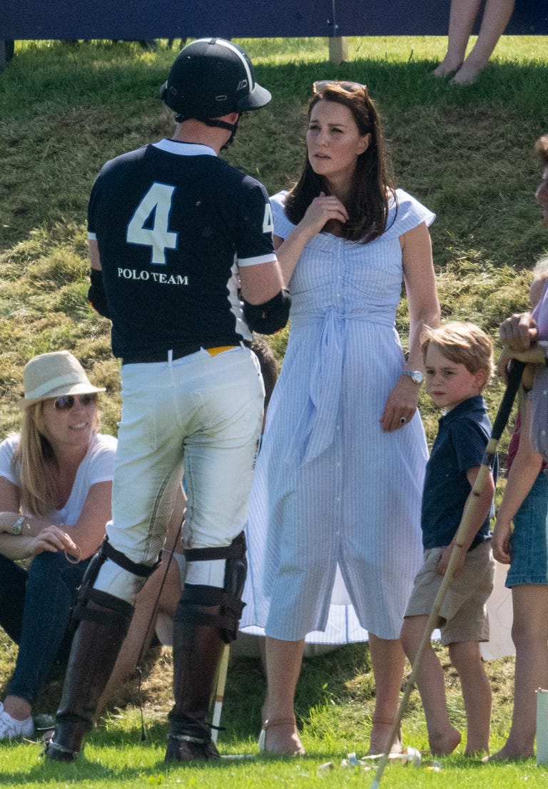 Kate terlihat mengenakan gaun biru