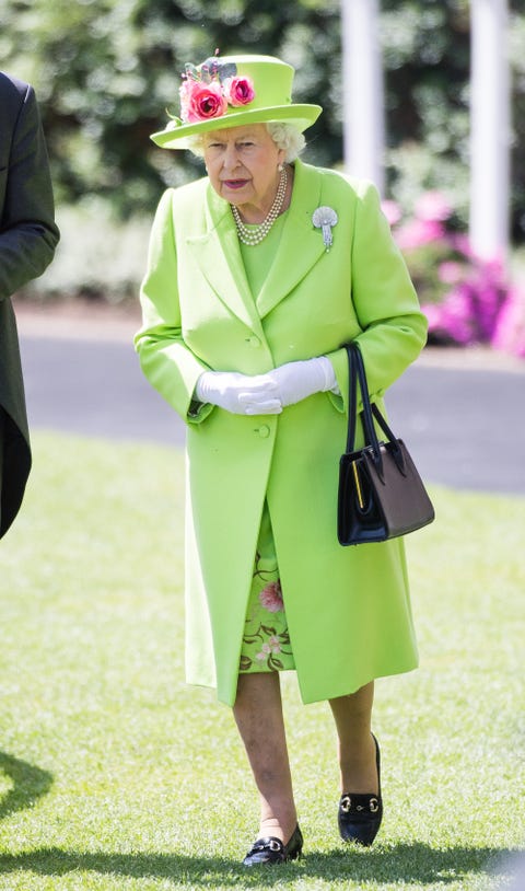 Koningin Elizabeth rockt de kleur van het jaar